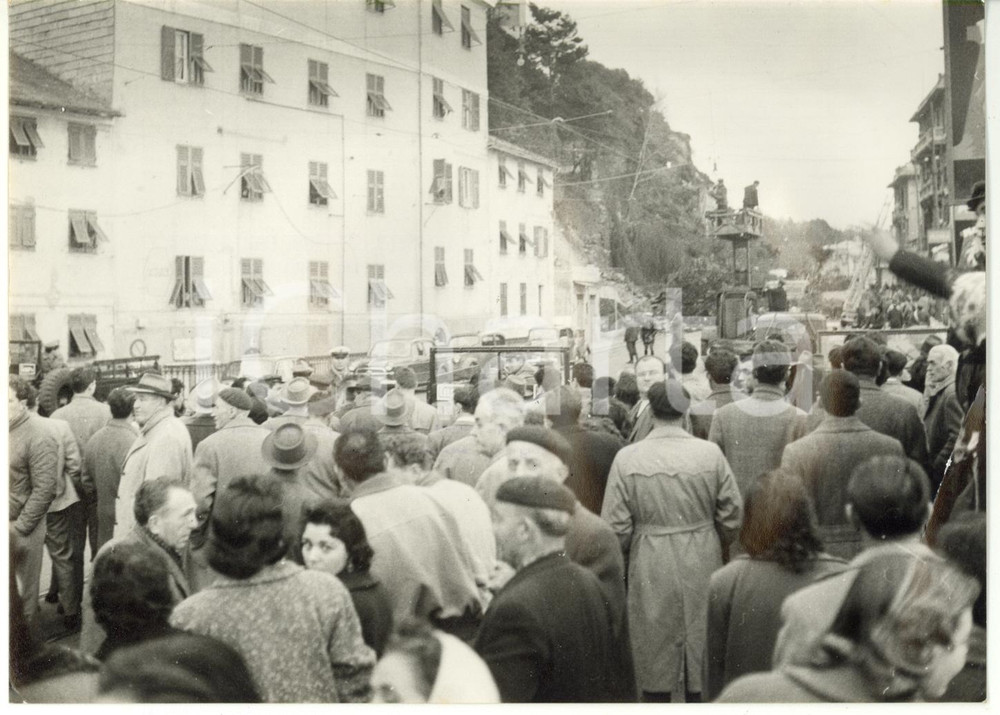 1958 GENOVA STURLA Crollo muraglione - Folla di curiosi durante i soccorsi *Foto  Fotografia d'epoca con didascalia coeva al verso.  CONDIZIONI: FAIR (lievi ondulature; piegatura dell'angolo inferiore destro) FORMATO: 18x13 cm     originale e autentica 1