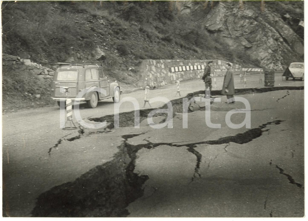 1958 CAPO MELE (SV) Danni stradali causati da una frana (3) Foto 18x13 cm