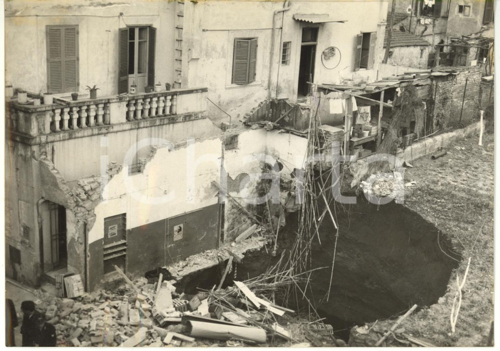 1959 ROMA Via Ughelli - Macerie del crollo di un negozio di calzoleria *Foto