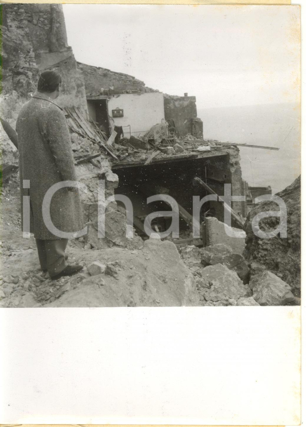 1957 SCALETTA ZANCLEA (ME) Crollo costone roccioso - Uomo osserva case distrutte