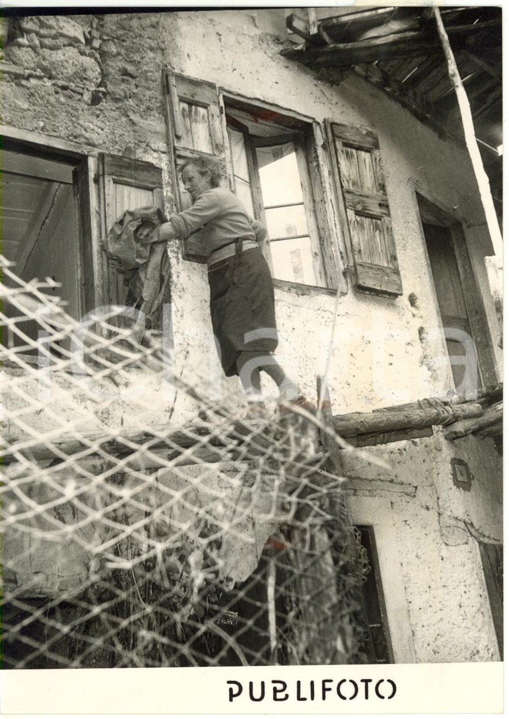 1953 MONASTEROLO DEL CASTELLO (BG) Donna recupera i propri averi dopo la frana