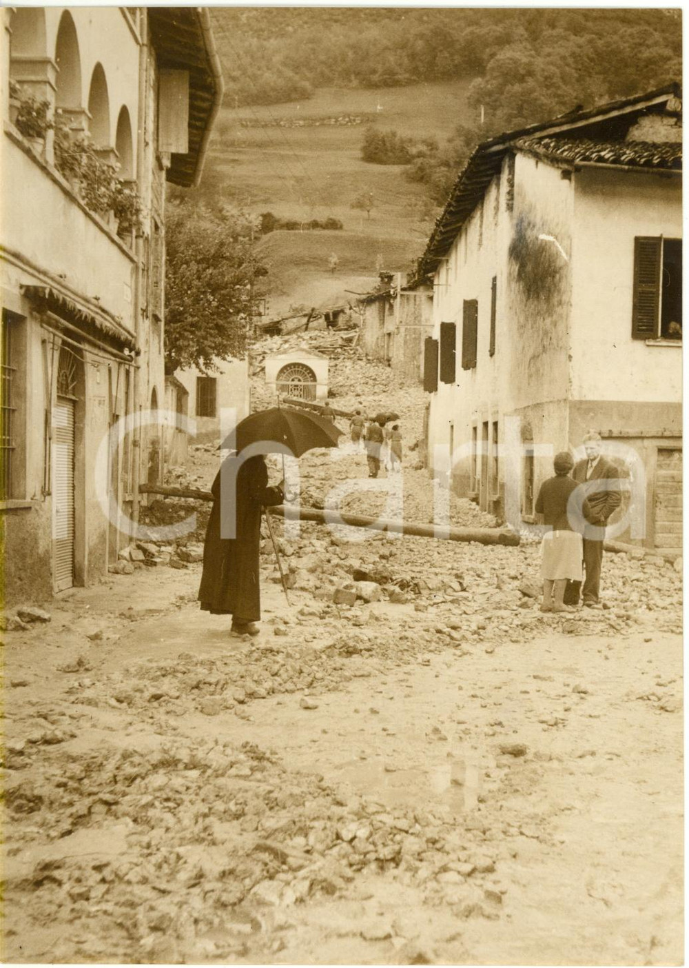 1953 MONASTEROLO DEL CASTELLO (BG) - Abitanti tra le macerie dopo la frana *Foto