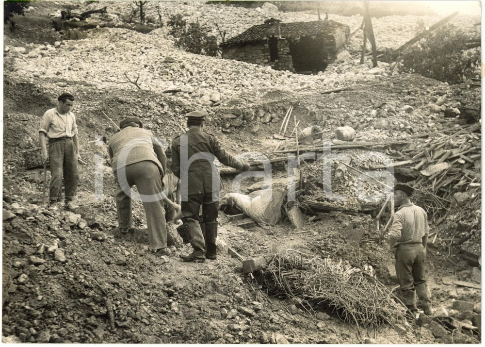 1953 MONASTEROLO DEL CASTELLO (BG) - Operazioni di soccorso dopo la frana (1)