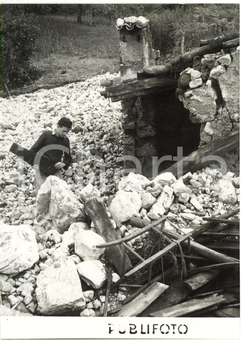 1953 MONASTEROLO DEL CASTELLO (BG) Giovane tra le macerie dopo la frana - Foto