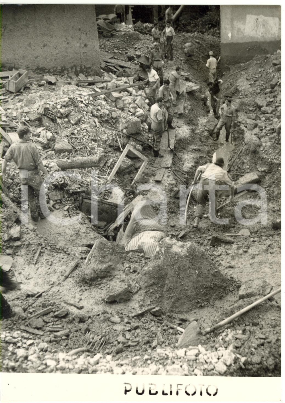 1953 MONASTEROLO DEL CASTELLO (BG) - Operazioni di soccorso dopo la frana (2)