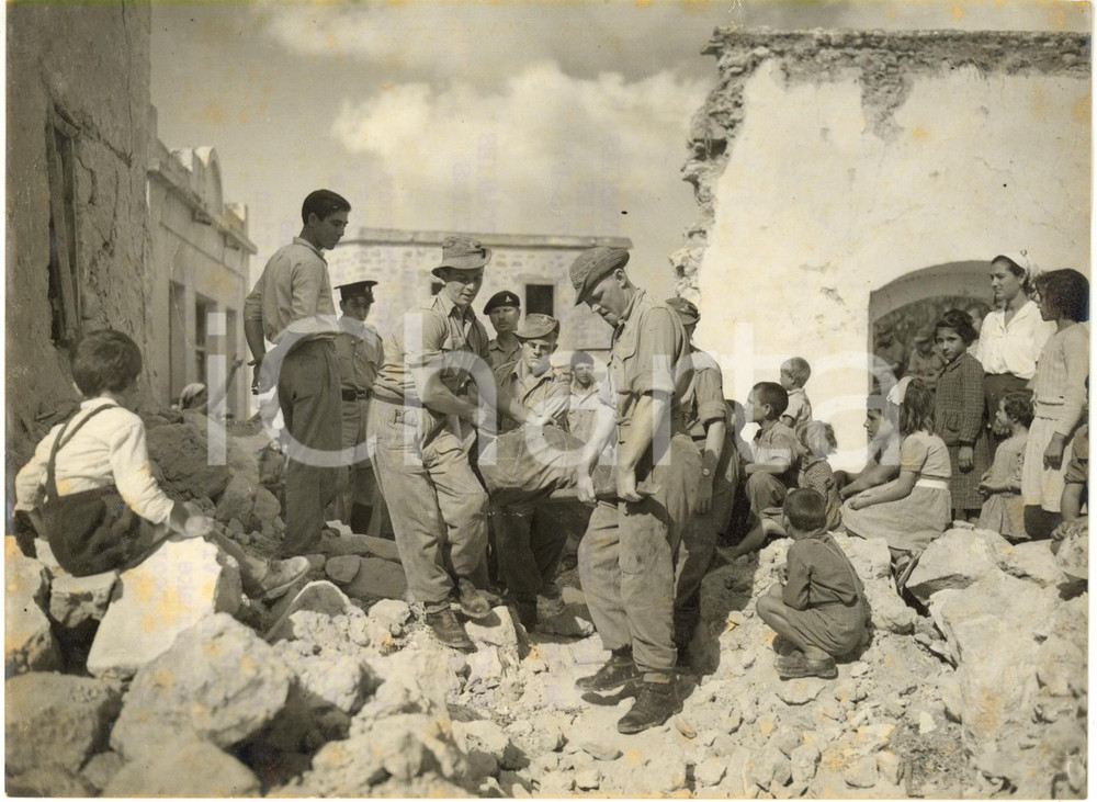 1953 KONIA Terremoto di CEFALONIA - Soldati inglesi portano aiuti agli sfollati