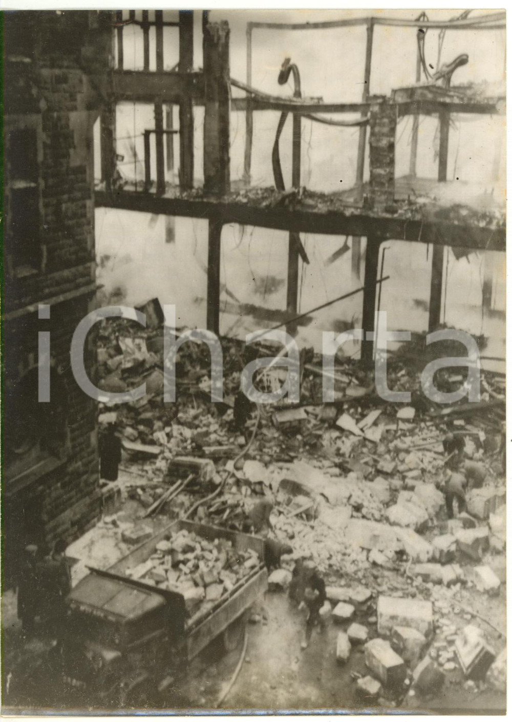 1954 SUNDERLAND ENGLAND - Department store JOPLINGS destroyed by fire *Photo 