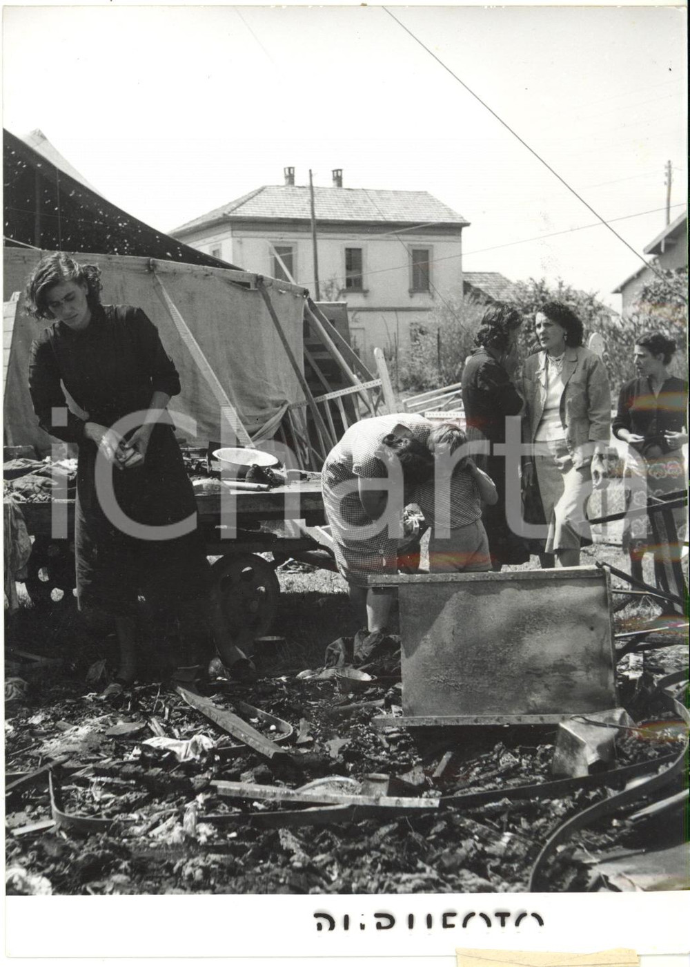 1954 BERNAREGGIO (MI) - Incendio del carrozzone di un circo (1) Foto 13x18