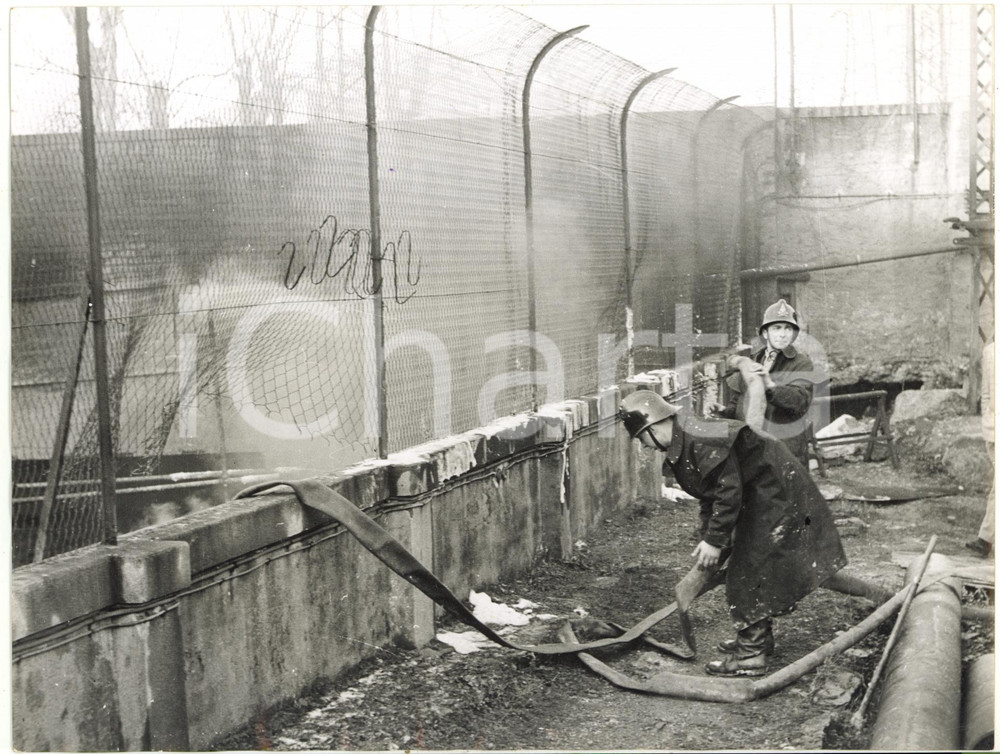 1955 GENOVA FEGINO Incendio raffineria PURFINA - Intervento VIGILI DEL FUOCO (3)