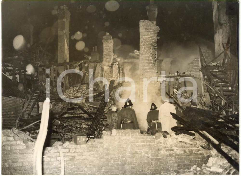 1956 WADHURST SUSSEX - Jet plane crash - Firemen amid wreckage of a building