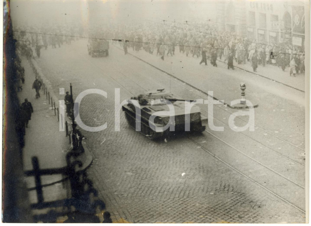 1956 BUDAPEST Hungarian Revolution - Carro armato sovietico in mano agli insorti