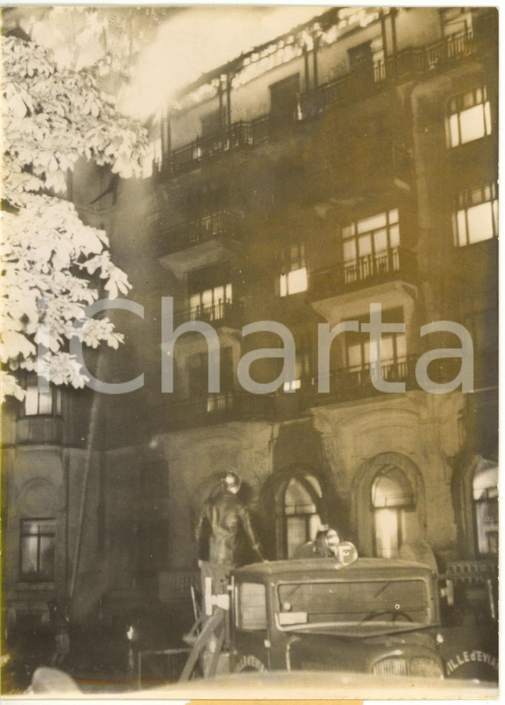 1958 ÉVIAN-LES-BAINS Incendie à l'HÔTEL ROYAL - Pompiers éteignent le feu *Photo