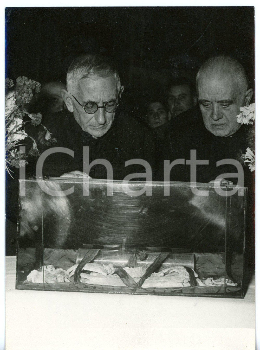 1955 SANT'ANTIMO (NA) Fedeli in preghiera sulle reliquie di Sant'Antimo *Foto