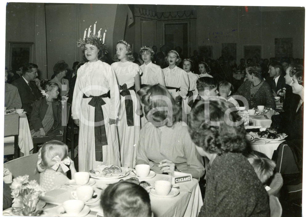 1953 ROMA Via Margutta - Festa di Santa Lucia Svedese - Fanciulle in tunica