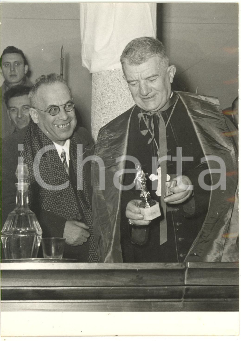1955 MILANO Piero MALVESTITI consegna Madonnina d'oro a Mons. Tarcisio MARTINA