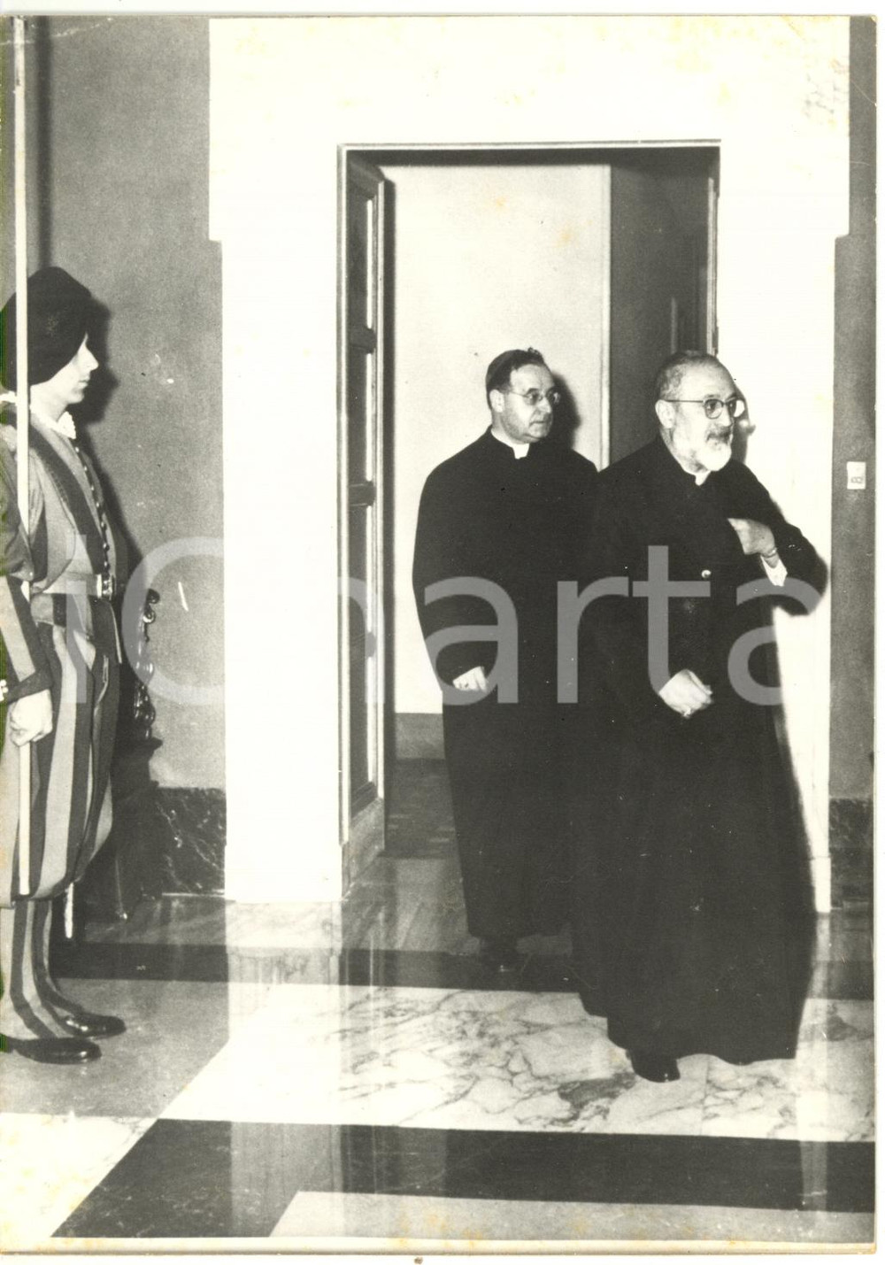 1958 CASTEL GANDOLFO Krikor Bedros XV AGHAGIANIAN esce da visita a Papa PIO XII