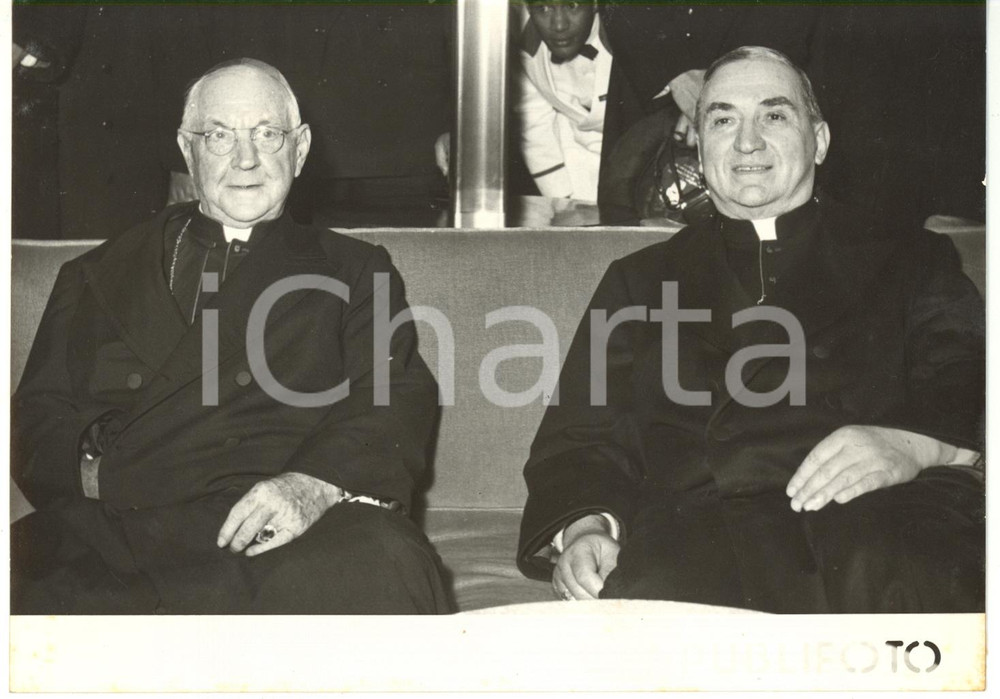 1958 NAPOLI Mons. Alfonso CASTALDO accoglie il card. Samuel STRITCH - Foto