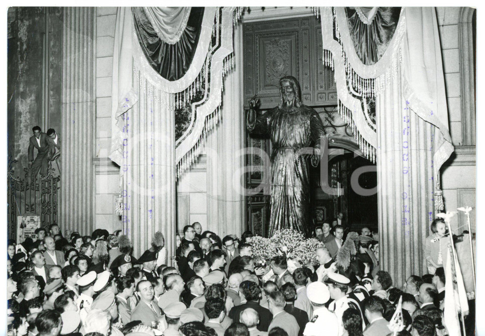 1955 TORINO Santuario della Consolata - Il Cristo delle Vette tra i fedeli