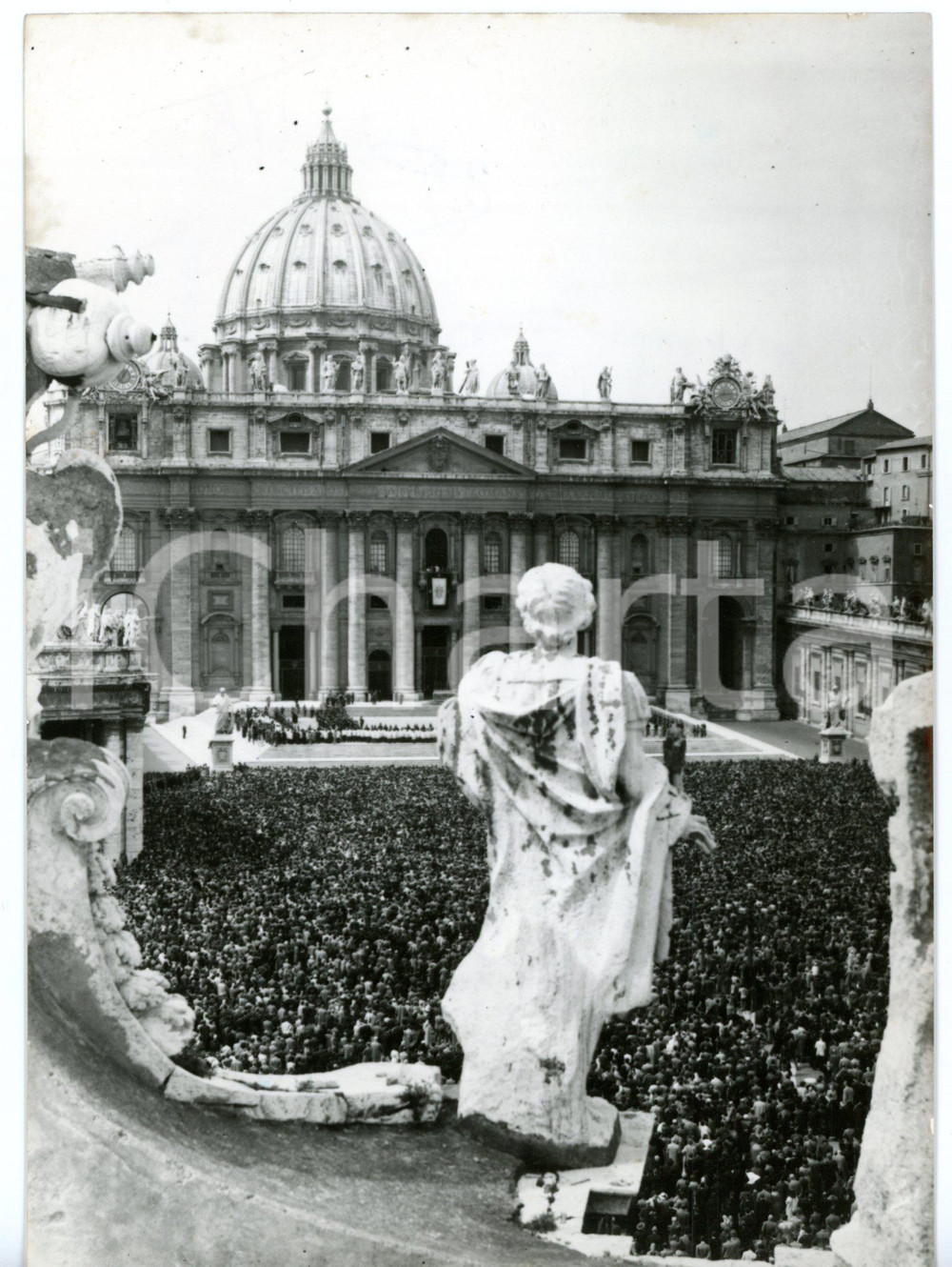 1958 ROMA San Pietro - Folla in piazza durante la benedizione Urbi et Orbi