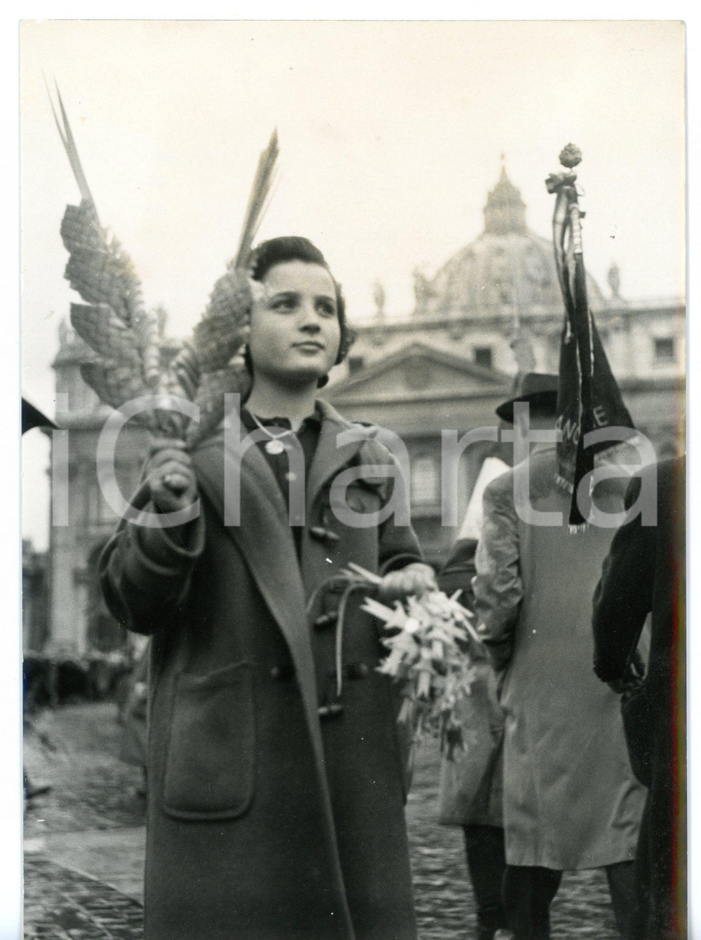 1958 ROMA Domenica delle Palme - Giovane donna distribuisce palme intrecciate