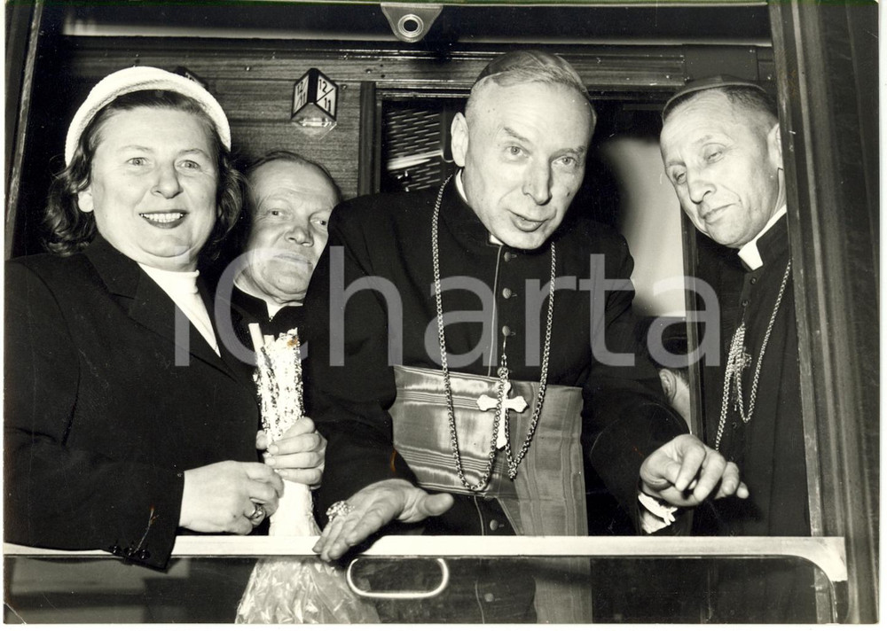 1955 ca BOLOGNA Stazione Centrale - Cardinale Stefan WYSZYŃSKI saluta dal terno