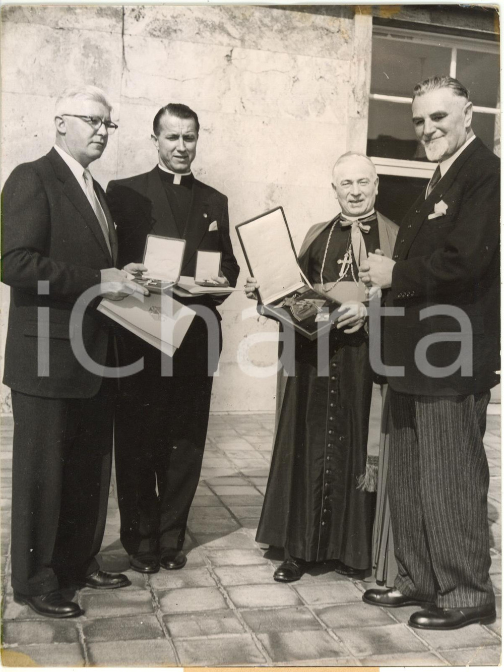1953 GERMANY Minister Hans LUKASCHEK honours catholic priests from USA - Photo
