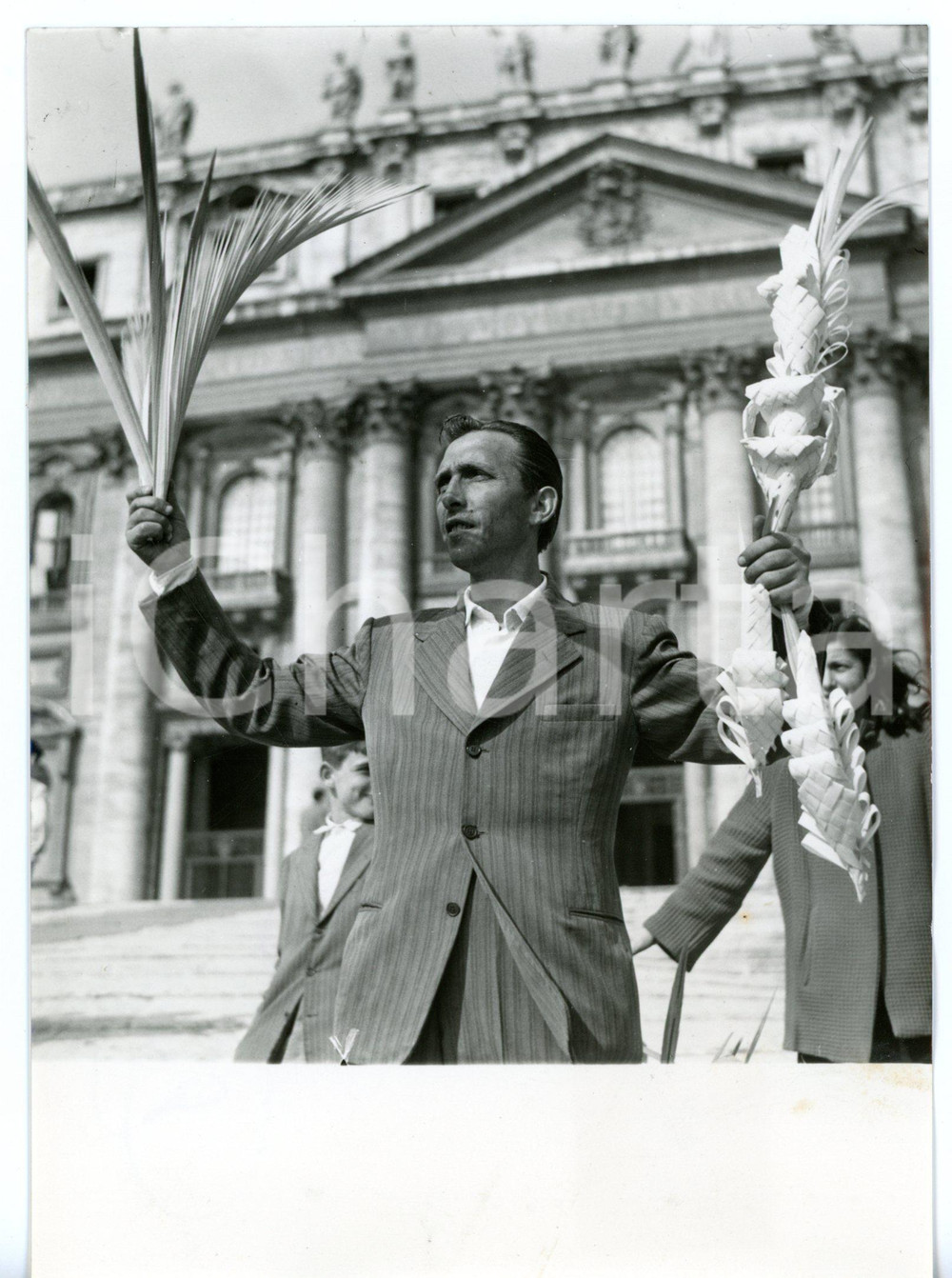 1954 ROMA Domenica delle Palme - Fedele distribuisce palme intrecciate *Foto