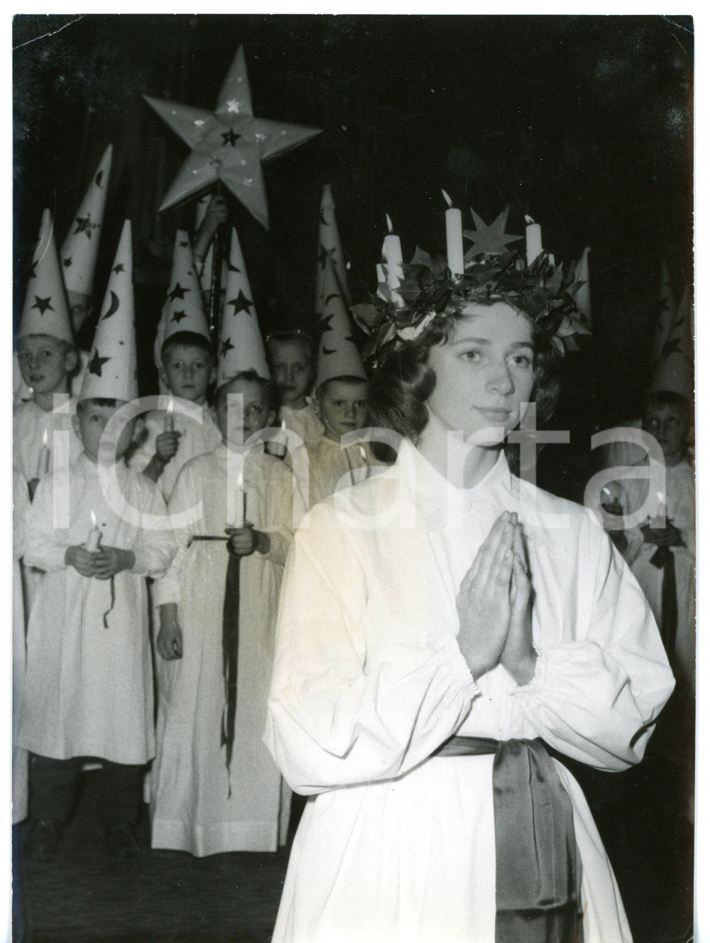 1956 PARIS - SANTA LUCIA svedese - Fanciulla in tunica guida la processione