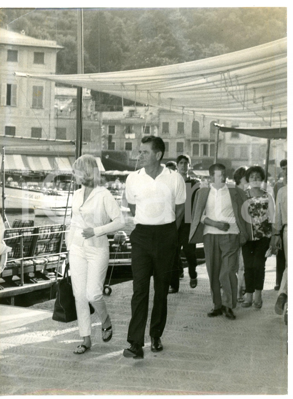 1962 PORTOFINO Glenn FORD e Hope LANGE a passeggio sul molo - Foto 18x24 cm