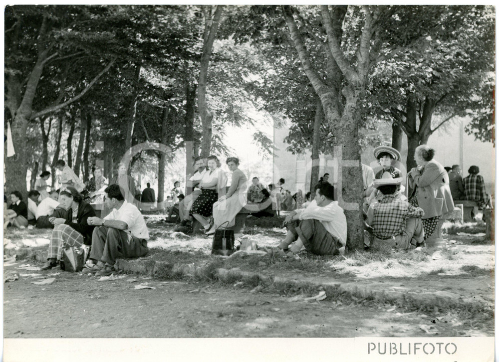 1953 GENOVA Santuario MADONNA DELLA GUARDIA Pellegrini riposano all'ombra - Foto