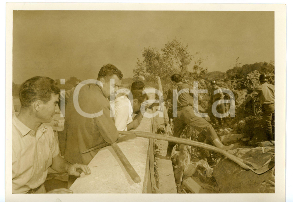 1957 VERRUA SAVOIA - VIGILI DEL FUOCO tra le macerie di una frana - Foto