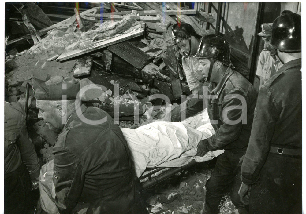 1954 ROMA Largo TORRE ARGENTINA - Soccorsi in un palazzo crollato - Foto