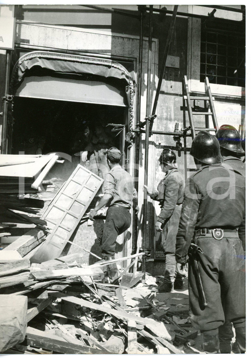 1954 ROMA Largo Torre Argentina - VIGILI DEL FUOCO tra le macerie di un palazzo