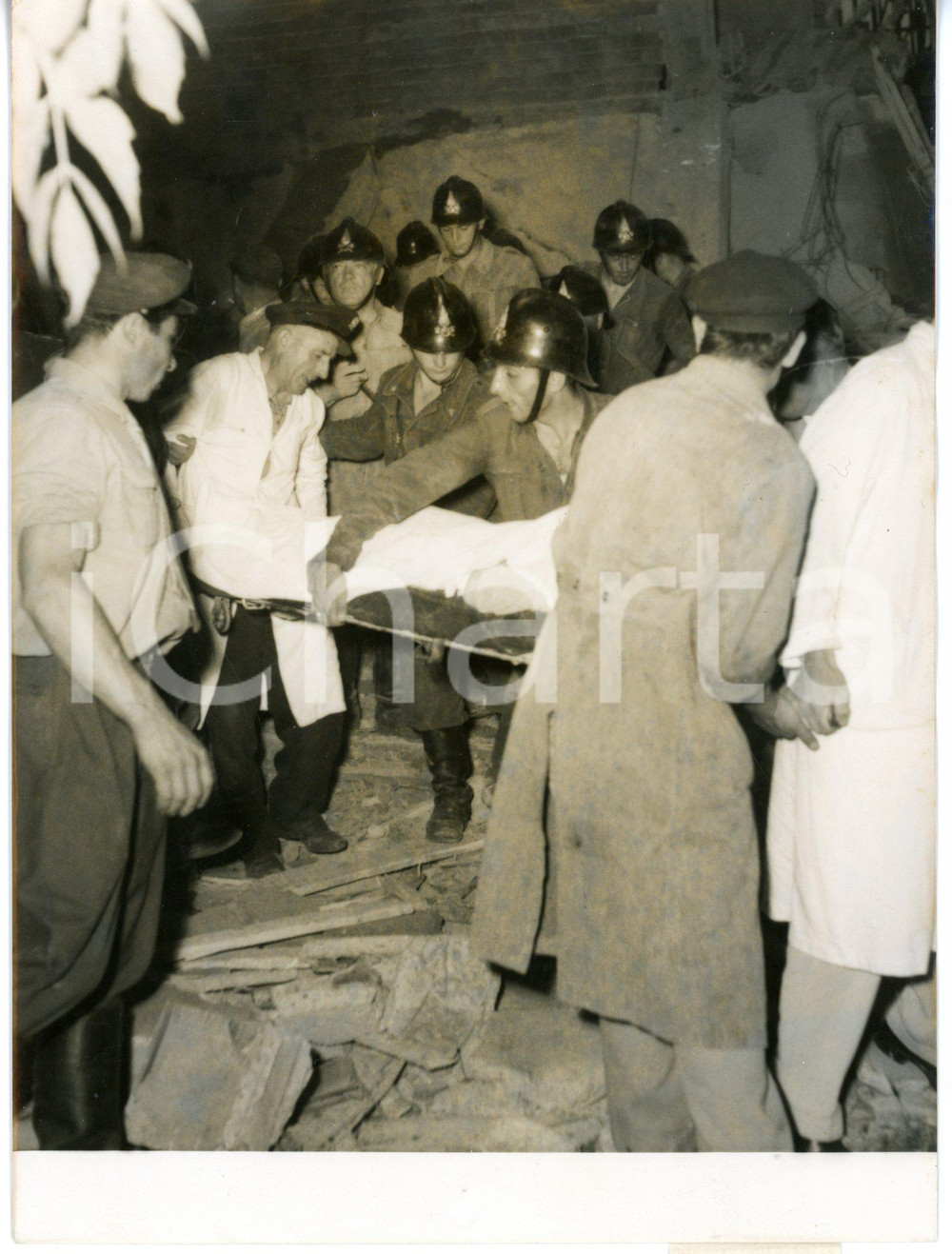 1955 MILANO Crollo cantiere in via Alberto Mario - Pompieri soccorrono i feriti