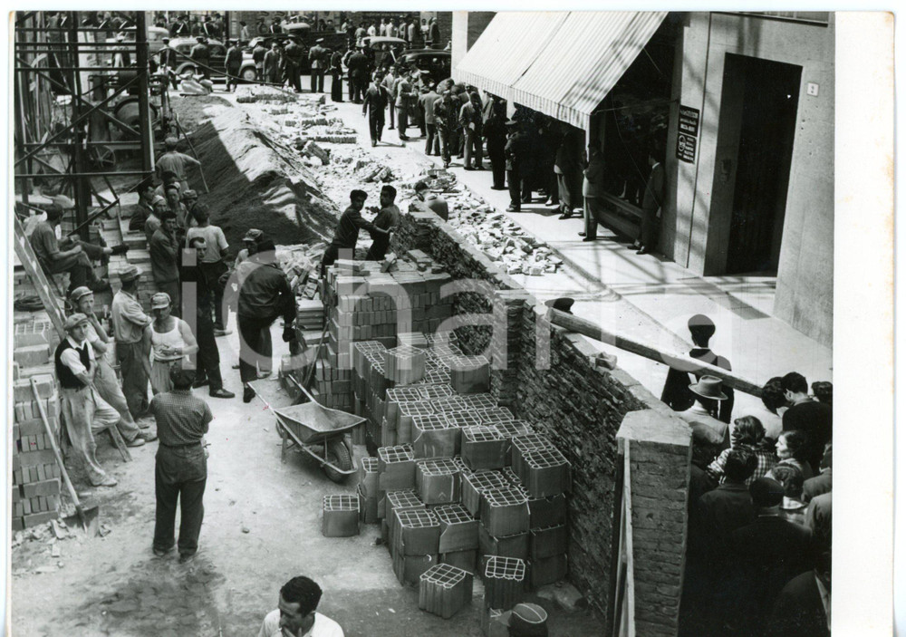 1955 ca BOLOGNA Operai al lavoro dopo IL crollo di un muro di protezione - Foto