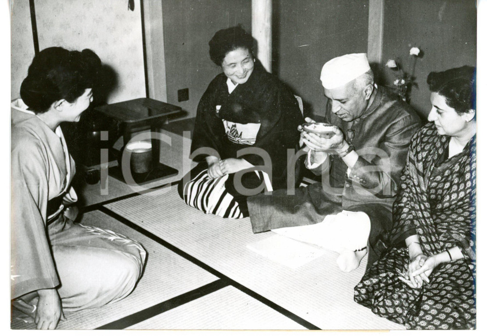 1959 LONDON Jawaharlal NEHRU sipsing japanese tea with Indira GANDHI *Photo 