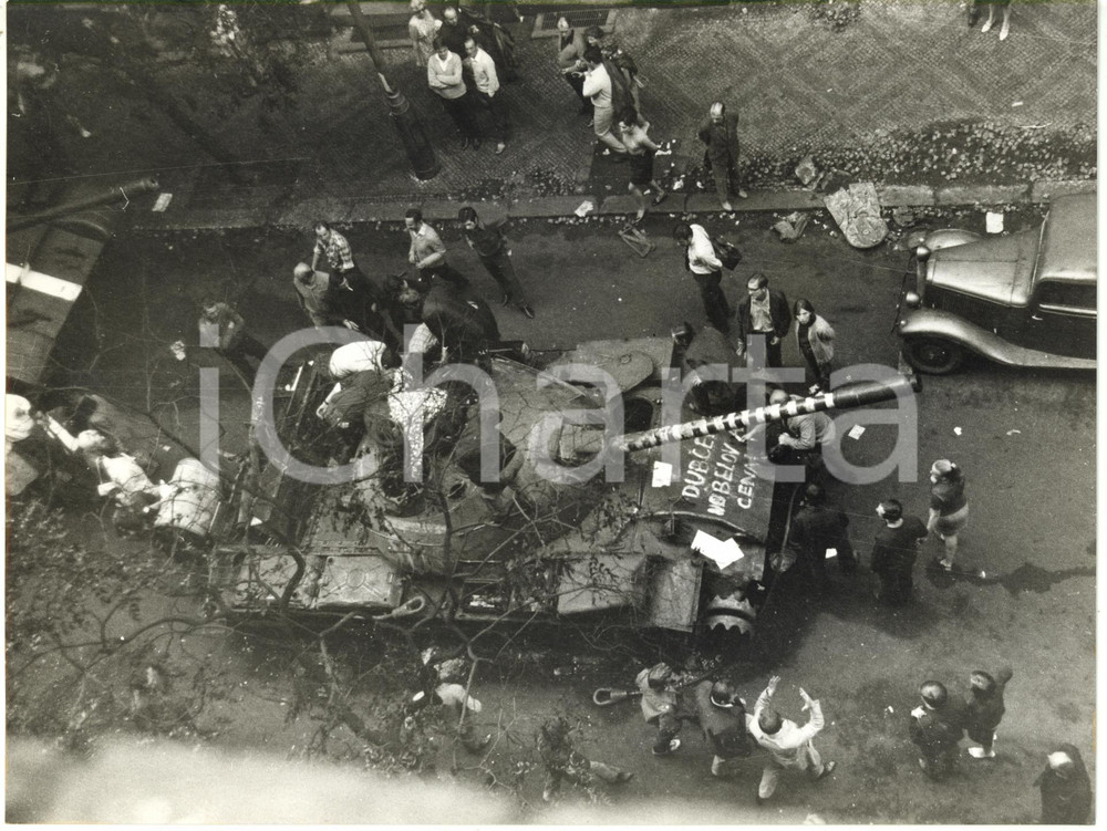 1968 PRIMAVERA DI PRAGA - Carro armato sovietico in mano agli insorti *Foto 