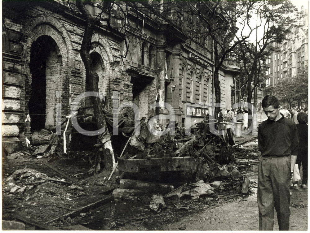 1968 PRIMAVERA DI PRAGA Macerie di automezzi bruciati dopo gli scontri (1) *Foto