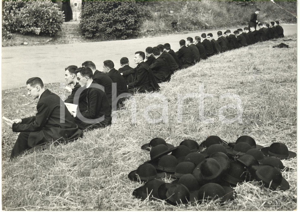 1960 ca BOLOGNA Seminario Arcivescovile - Seminaristi ripassano per gli esami