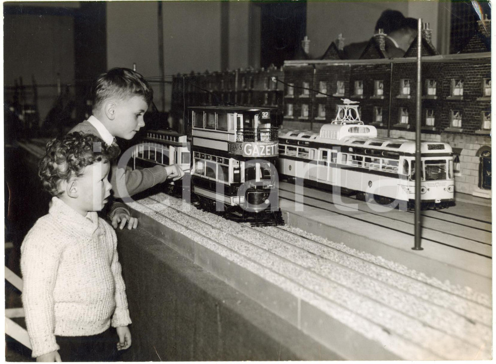 1959 LONDON WESTMINSTER Central Hall - Children at the Model Railway Exhibition