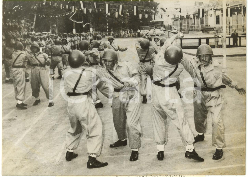 1960 DAMASCUS SYRIA - Poliziotti si allenano nel combattimento corpo a corpo