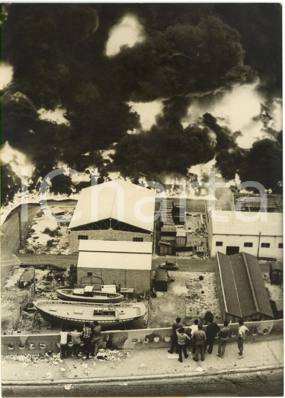 1962 ORAN ALGERIE - Incendie des cuves au port *Photo 13x18