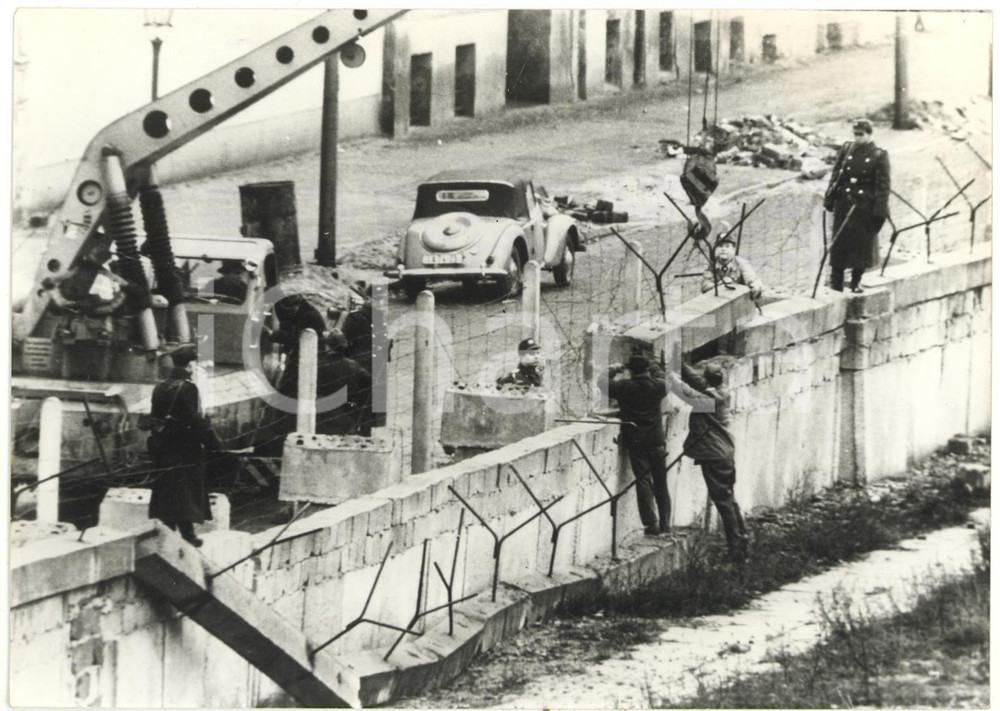 1962 BERLINO EST Boysenstrasse - VOLKSPOLIZEI ricostruisce parte del Muro *Foto