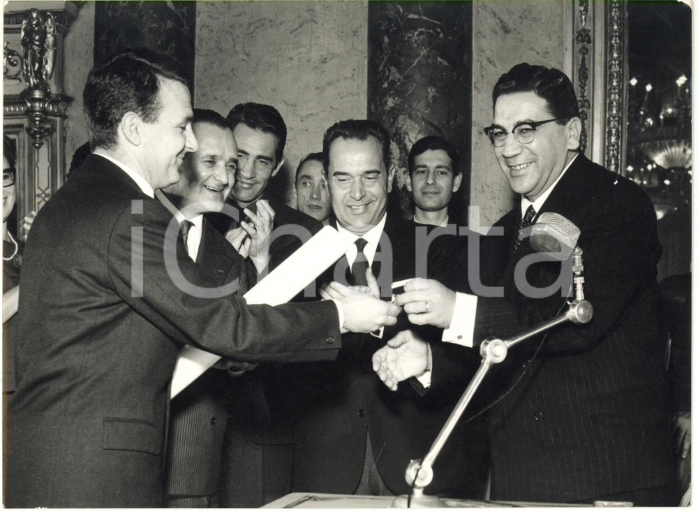 1962 MILANO Circolo della stampa - Vittorio CERVONE premia Nicola GIORDANO *Foto