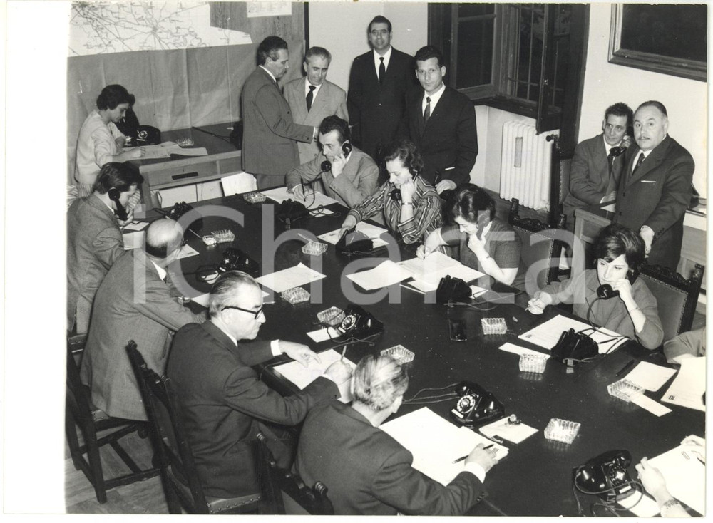 1963 MILANO Prefettura - Operazioni di spoglio delle schede elettorali *Foto