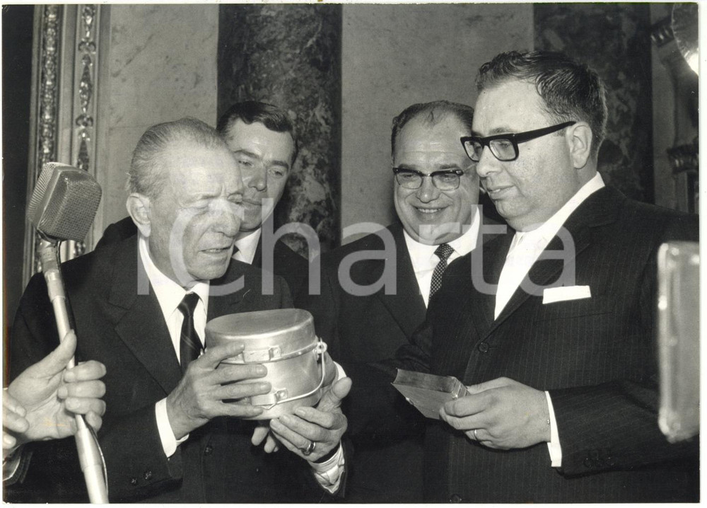 1966 MILANO Circolo della stampa - Francesco OGLIARI premia Eden FUMAGALLI 