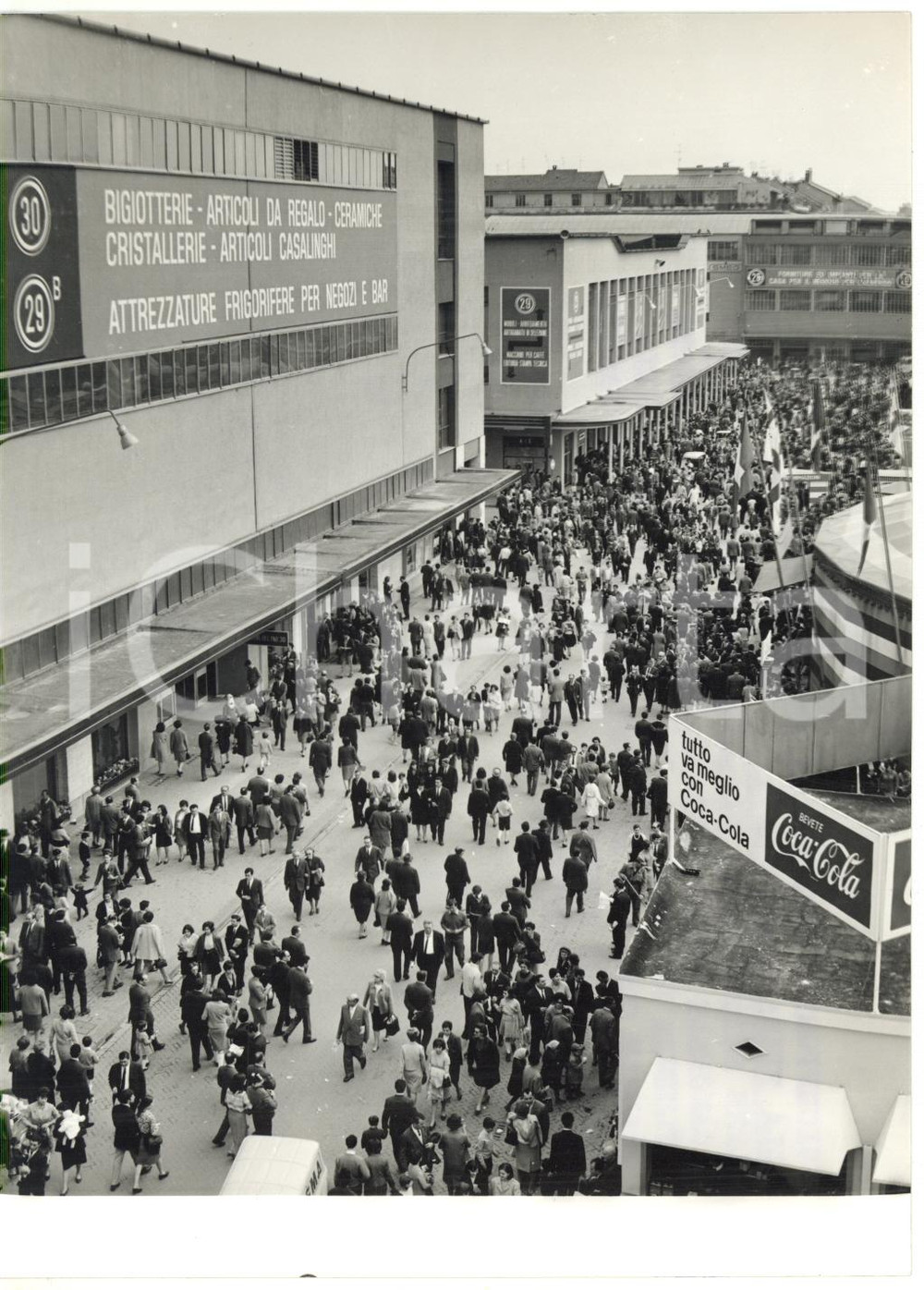 1967 MILANO 45^ Fiera Campionaria - Vista dei padiglioni affollati *Foto 13x18