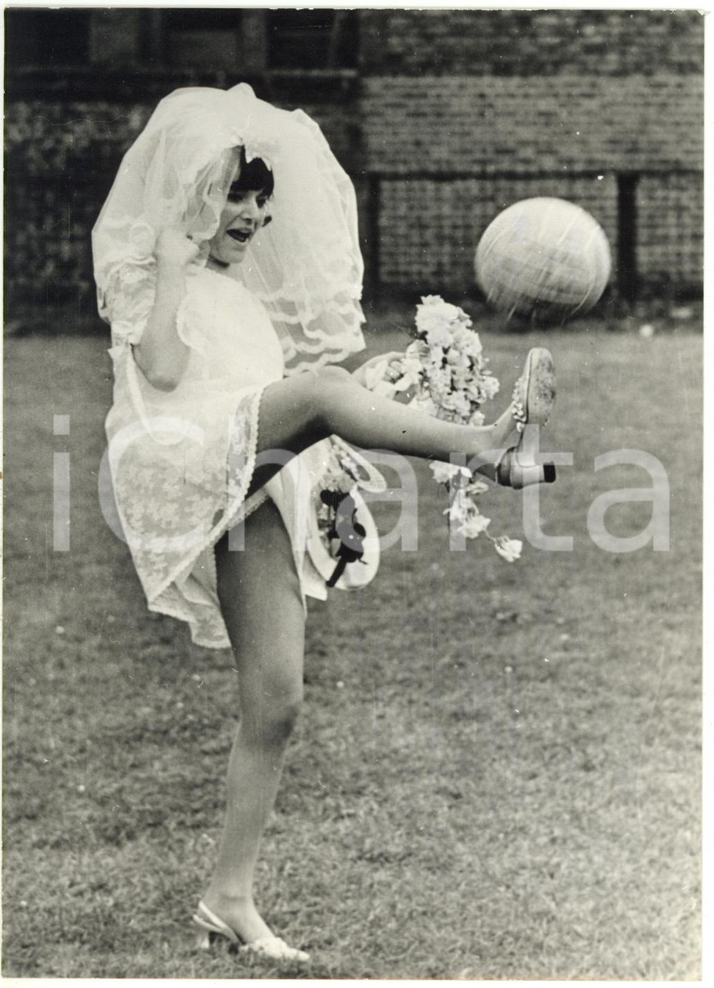 1969 SYDENHAM LONDON - Sposa gioca a calcio al suo matrimonio *Foto CURIOSA