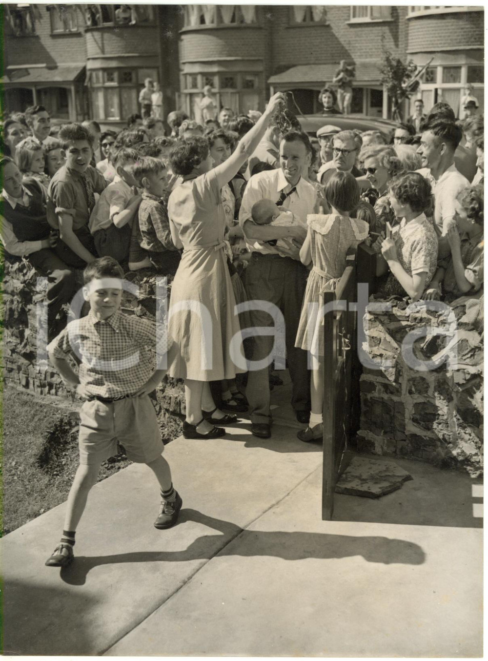 1954 CHADWELL HEATH - Jim PETERS torna a casa dopo gli Empire Games VANCOUVER