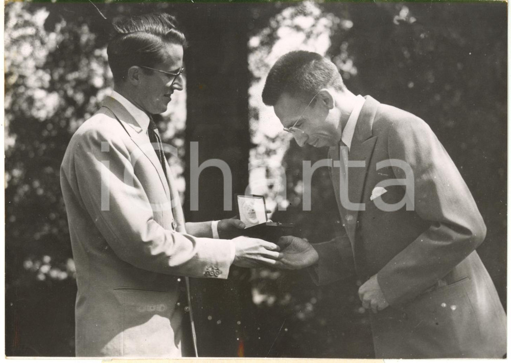 1955 BRUXELLES - Corridore Roger MOENS riceve medaglia da re BALDOVINO *Foto